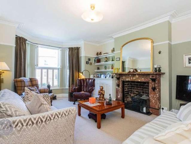 5 bed house for sale
