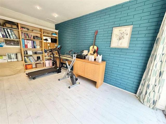 5 bed house for sale