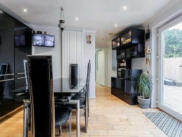 5 bed house for sale
