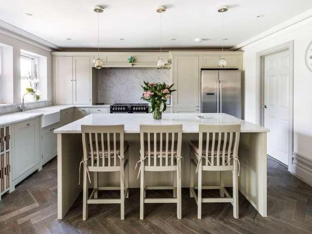 5 bed house for sale