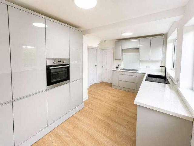 5 bed house for sale
