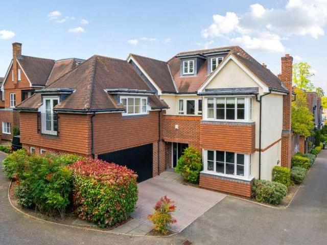 5 bed house for sale