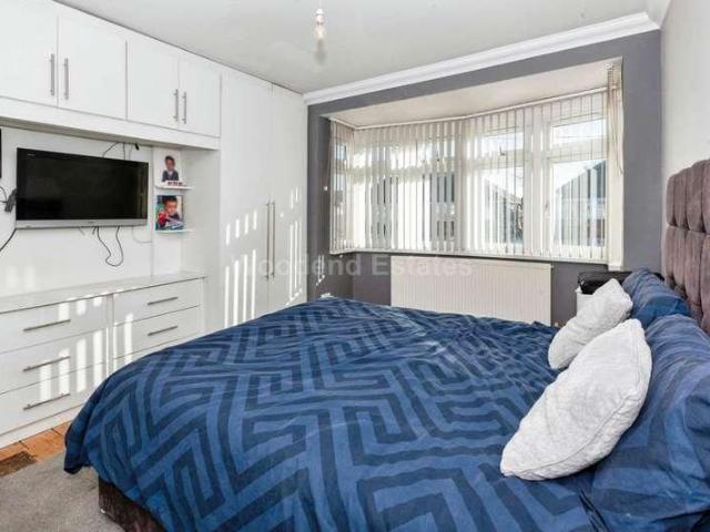 5 bed house for sale