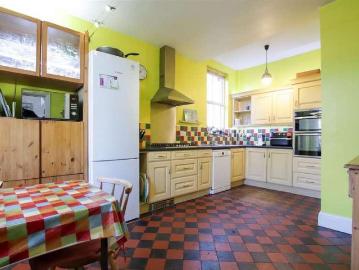 5 bed house for sale