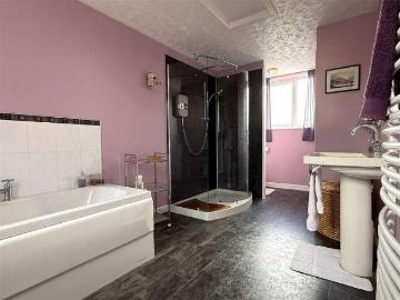 5 bed house for sale