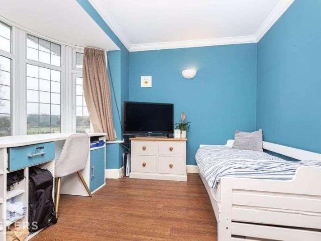 5 bed house for sale