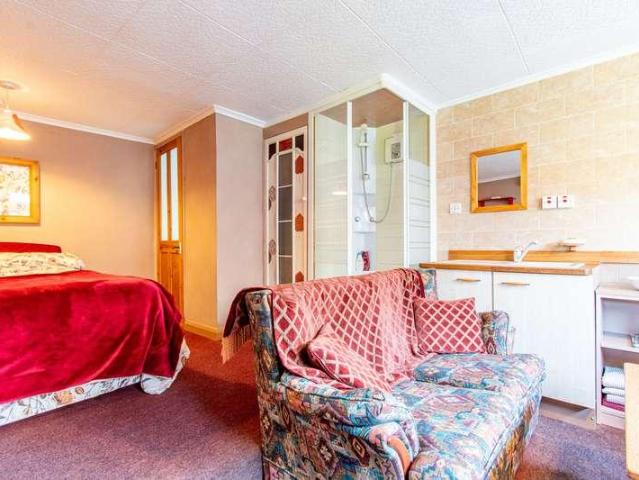 5 bed house for sale