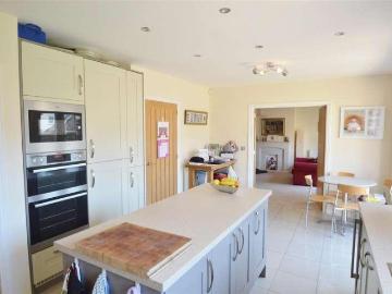 5 bed house for sale