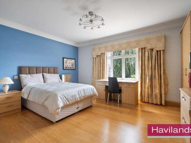 5 bed house for sale