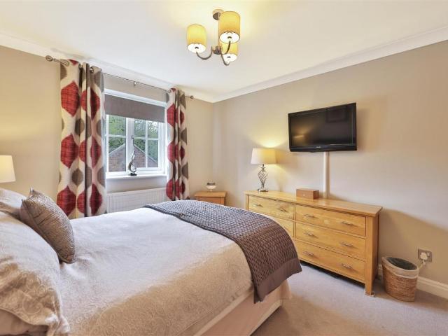 5 bed house for sale