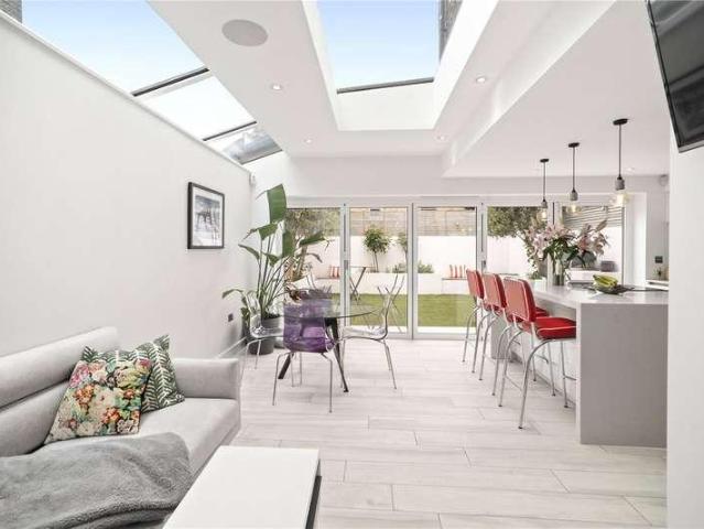 5 bed house for sale