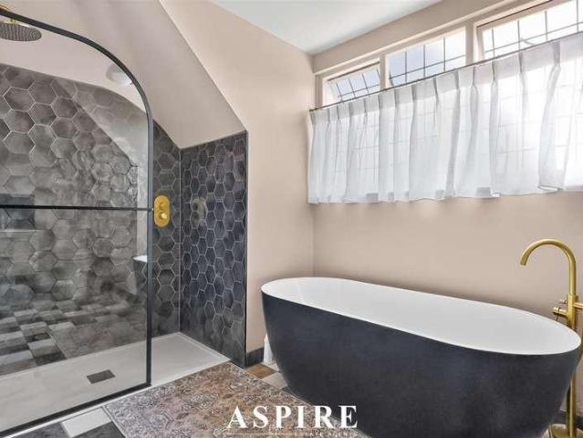 5 bed house for sale