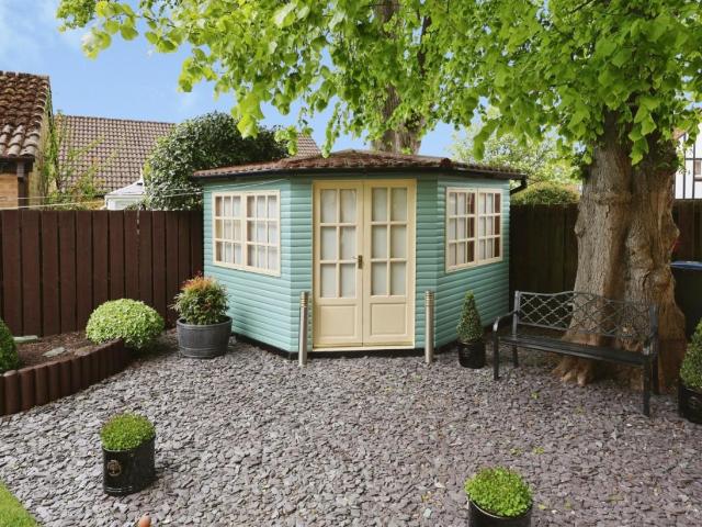 6 bed house for sale