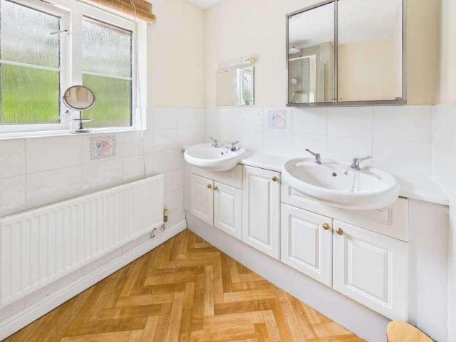 5 bed house for sale