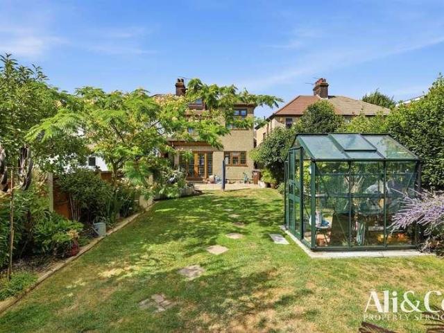 5 bed house for sale