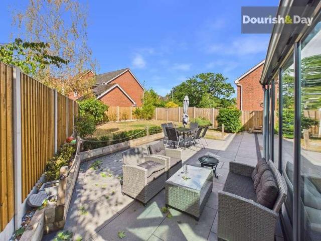 5 bed house for sale