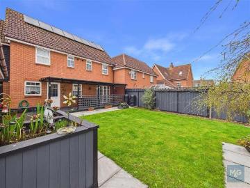 5 bed house for sale