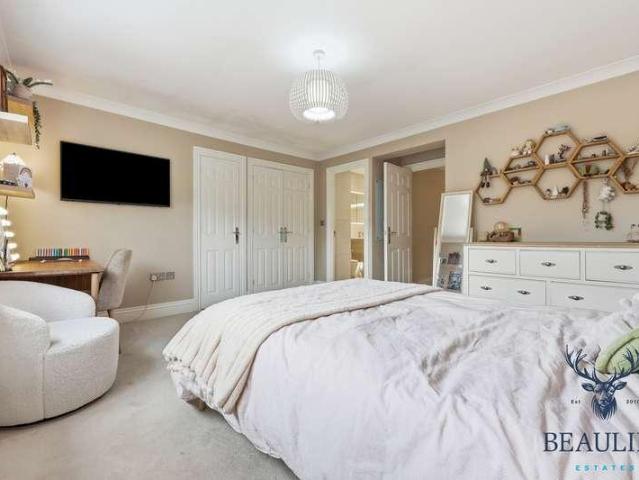 5 bed house for sale