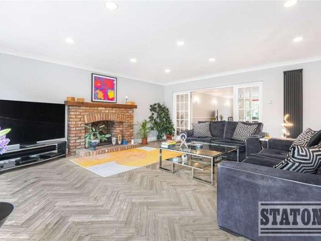 5 bed house for sale