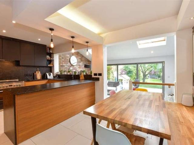 5 bed house for sale