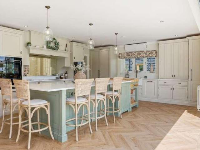 5 bed house for sale