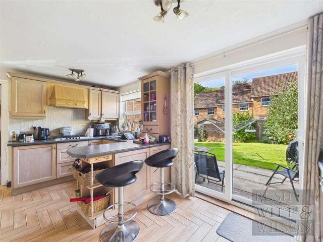 5 bed house for sale