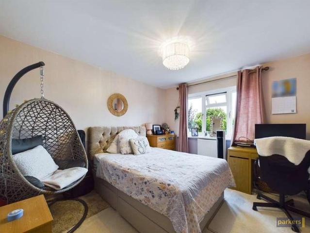 5 bed house for sale