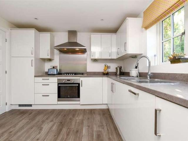 5 bed house for sale