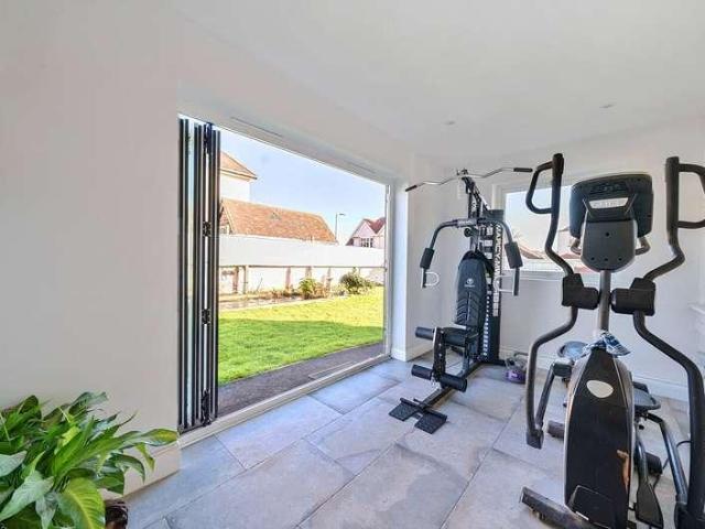 5 bed house for sale