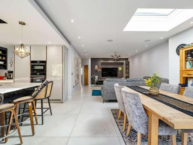 5 bed house for sale
