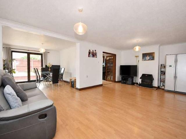 5 bed house for sale
