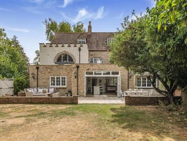 5 bed house for sale