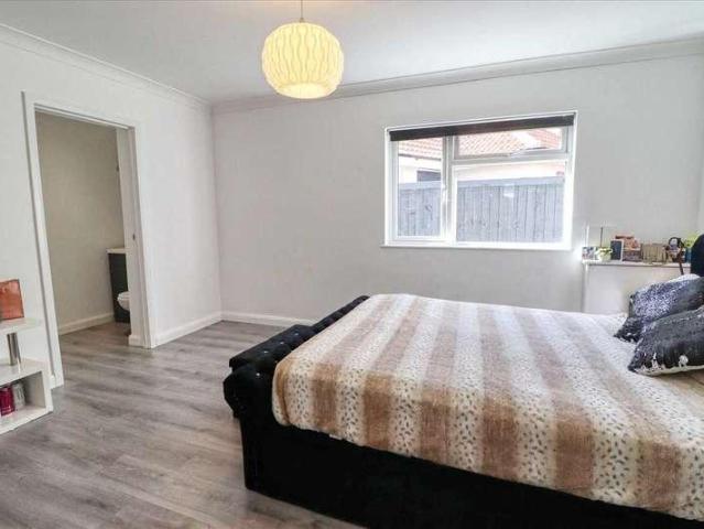 5 bed house for sale