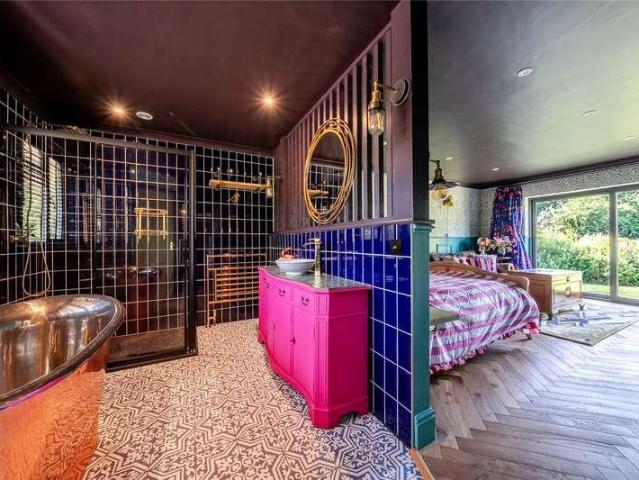 5 bed house for sale