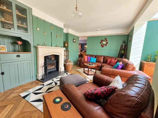 5 bed house for sale