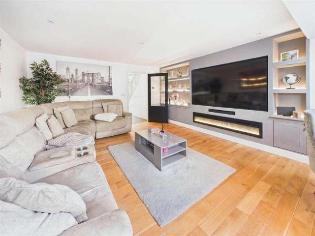 5 bed house for sale