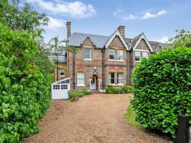 5 bed house for sale