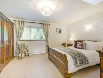 5 bed house for sale