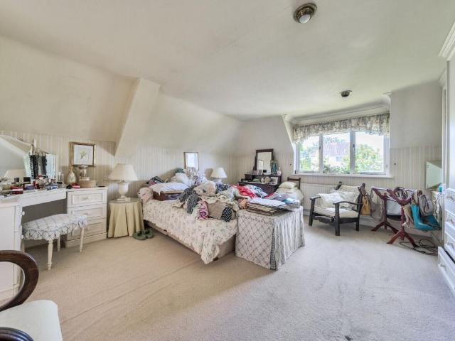 5 bed house for sale