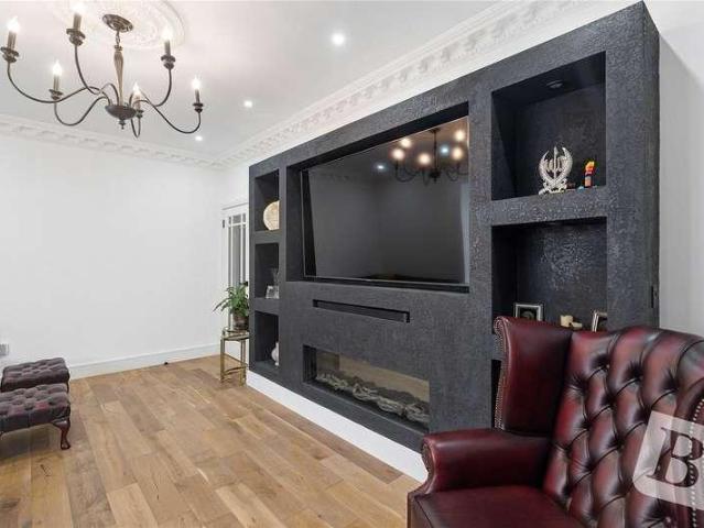 5 bed house for sale