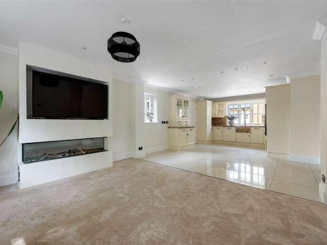 5 bed house for sale