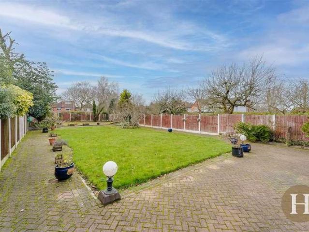 5 bed house for sale