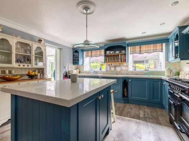 5 bed house for sale