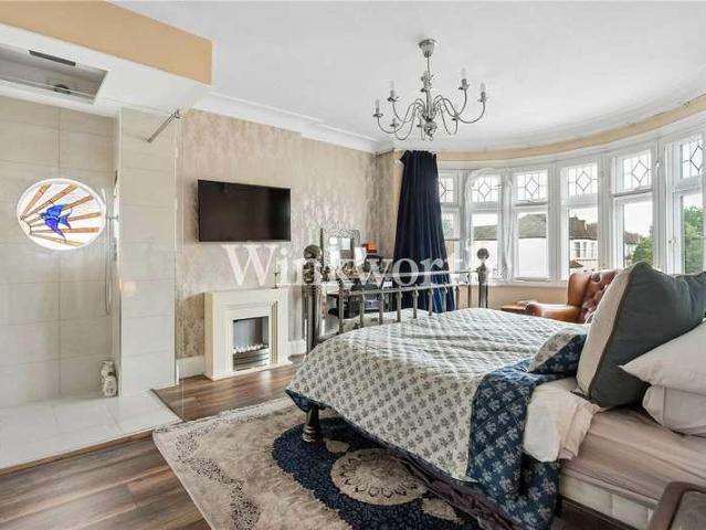 5 bed house for sale
