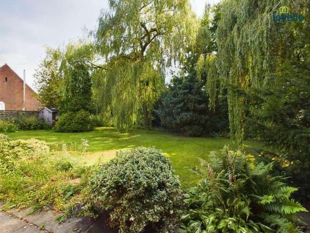 5 bed house for sale