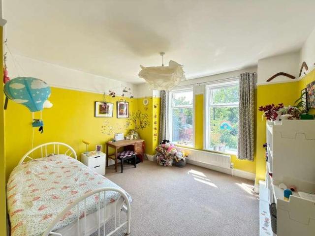 5 bed house for sale