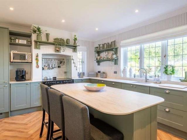 5 bed house for sale