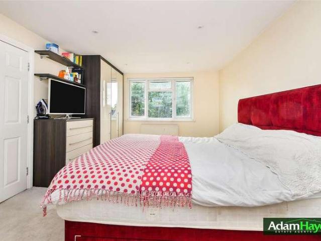 5 bed house for sale