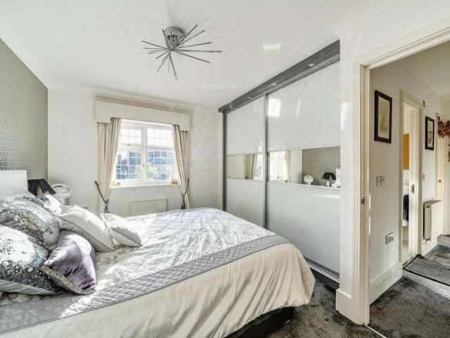 5 bed house for sale