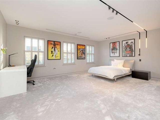 5 bed house for sale